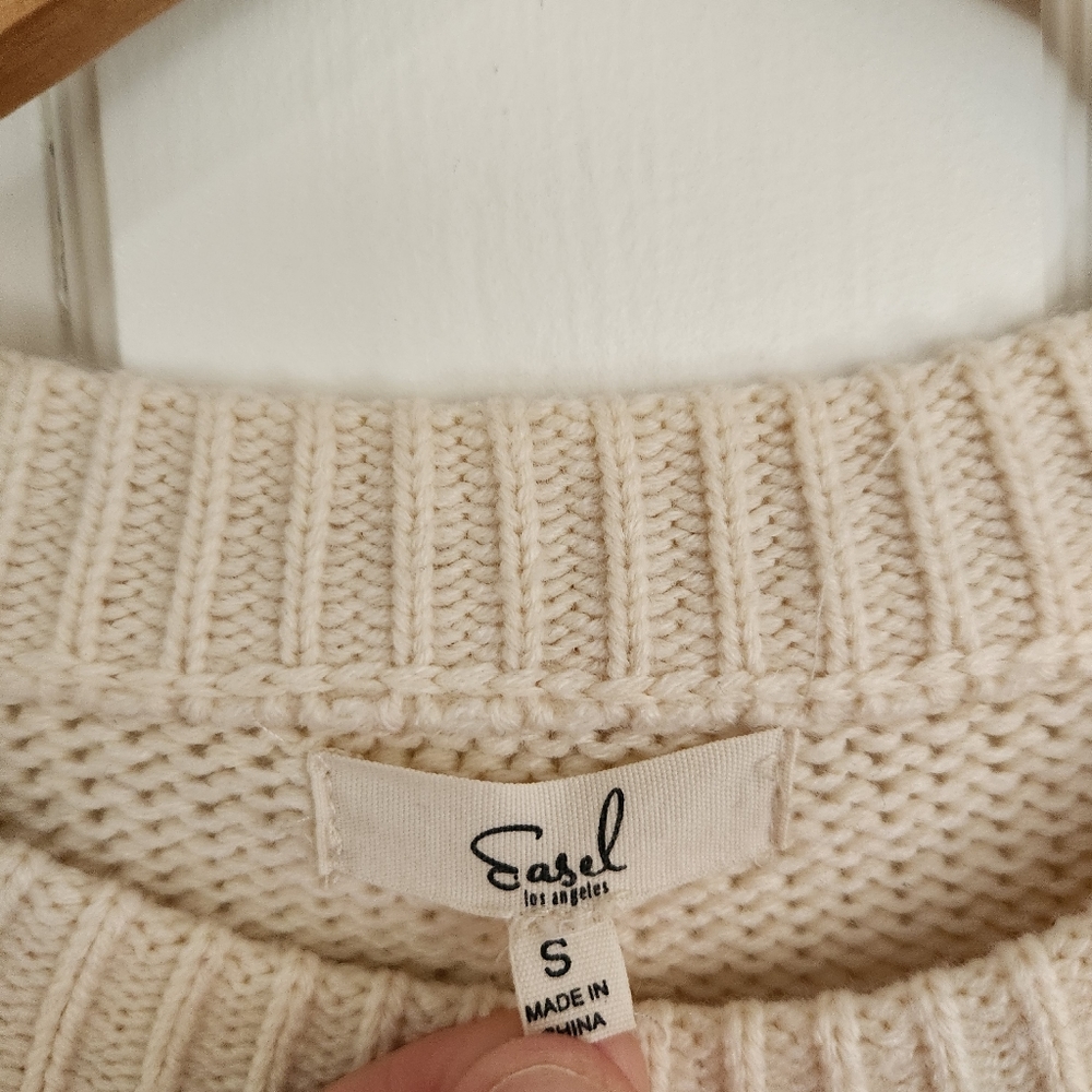 CLEARANCE || FIRM Vici Floral Embroidered Sweater - Picture 4 of 7